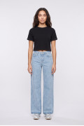 Camiseta crop top negra con apliques en cuello redondo
