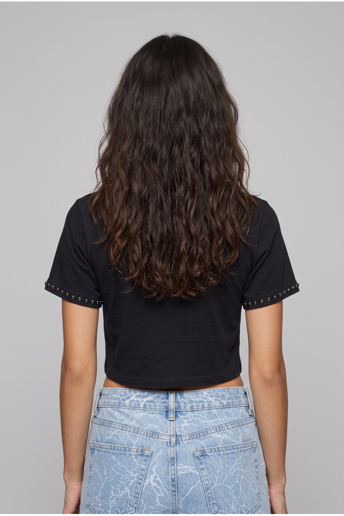Camiseta crop top negra con apliques en cuello redondo
