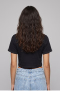 Camiseta crop top negra con apliques en cuello redondo

