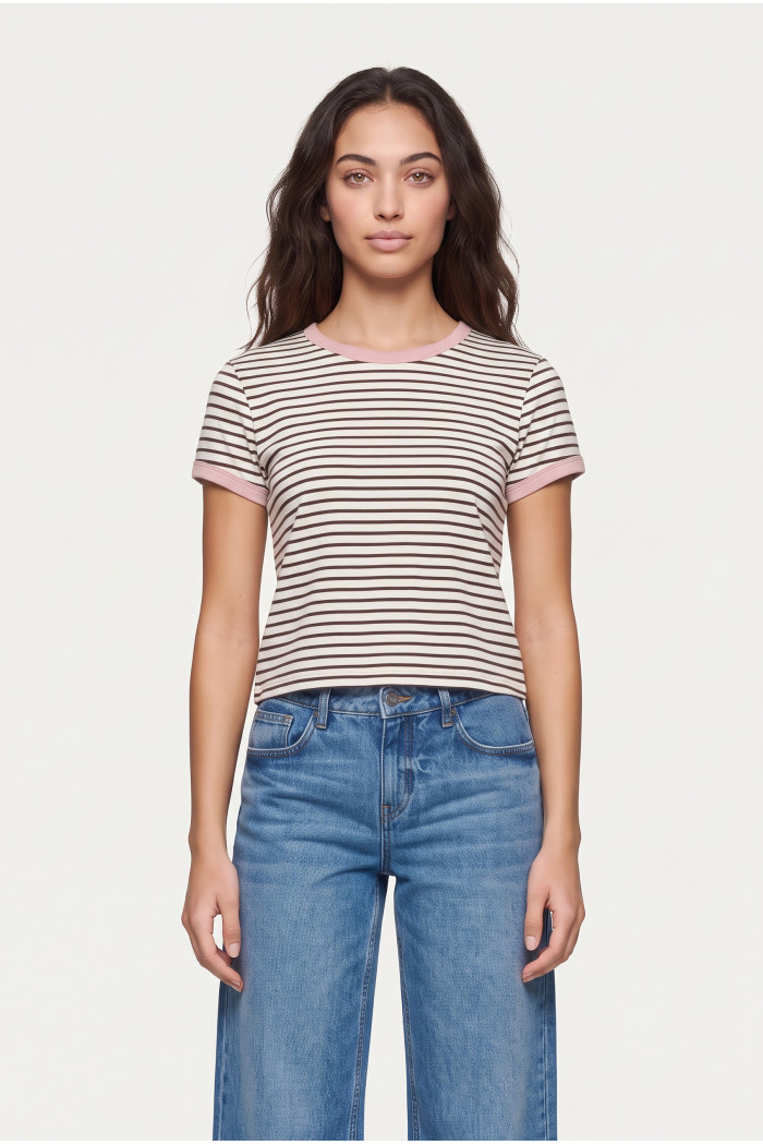 Camiseta manga corta a rayas crema con contrastes rosados
