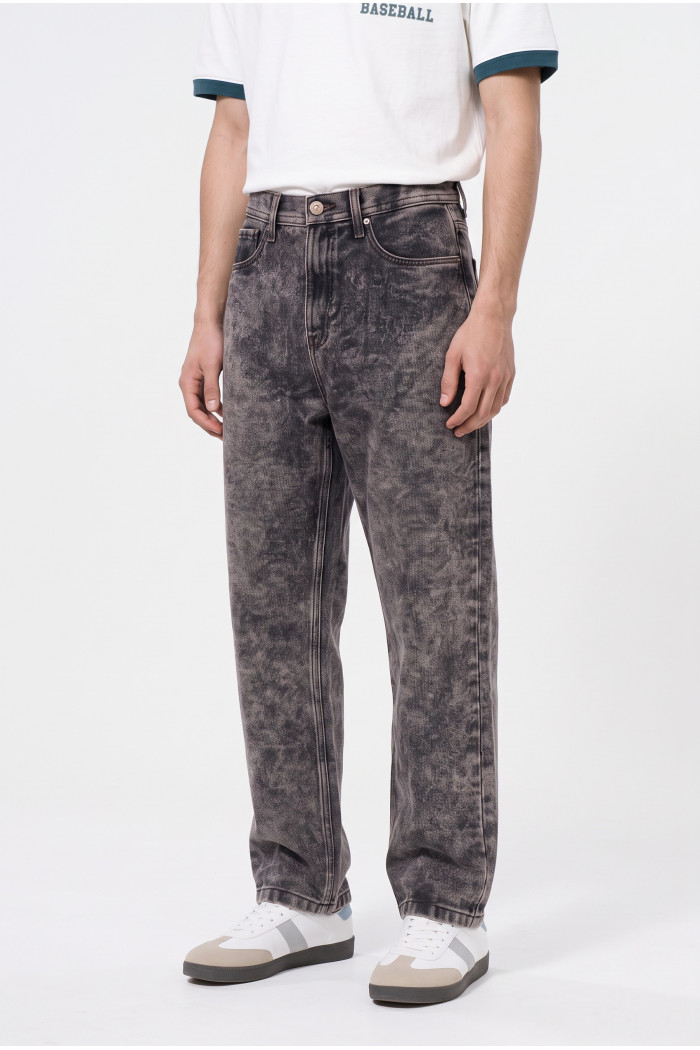 Jean loose gris oscuro con diseños y tiro bajo
