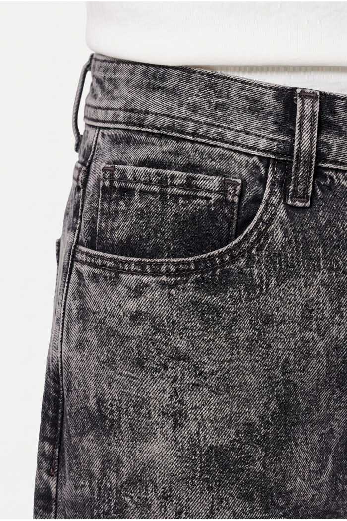 Jean loose gris oscuro con diseños y tiro bajo
