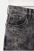 Jean loose gris oscuro con diseños y tiro bajo
