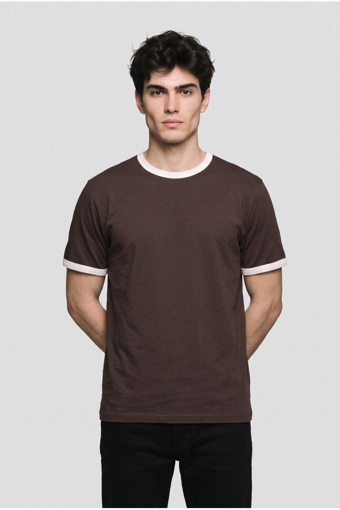 Camiseta café oscura manga corta con contrastes blancos
