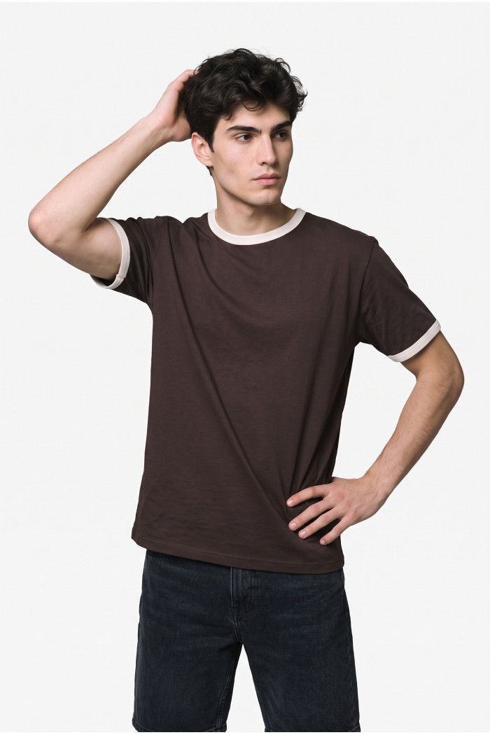 Camiseta café oscura manga corta con contrastes blancos

