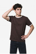 Camiseta café oscura manga corta con contrastes blancos
