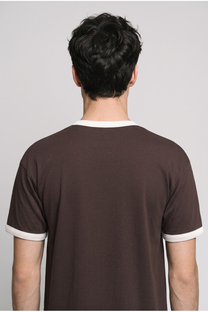 Camiseta café oscura manga corta con contrastes blancos
