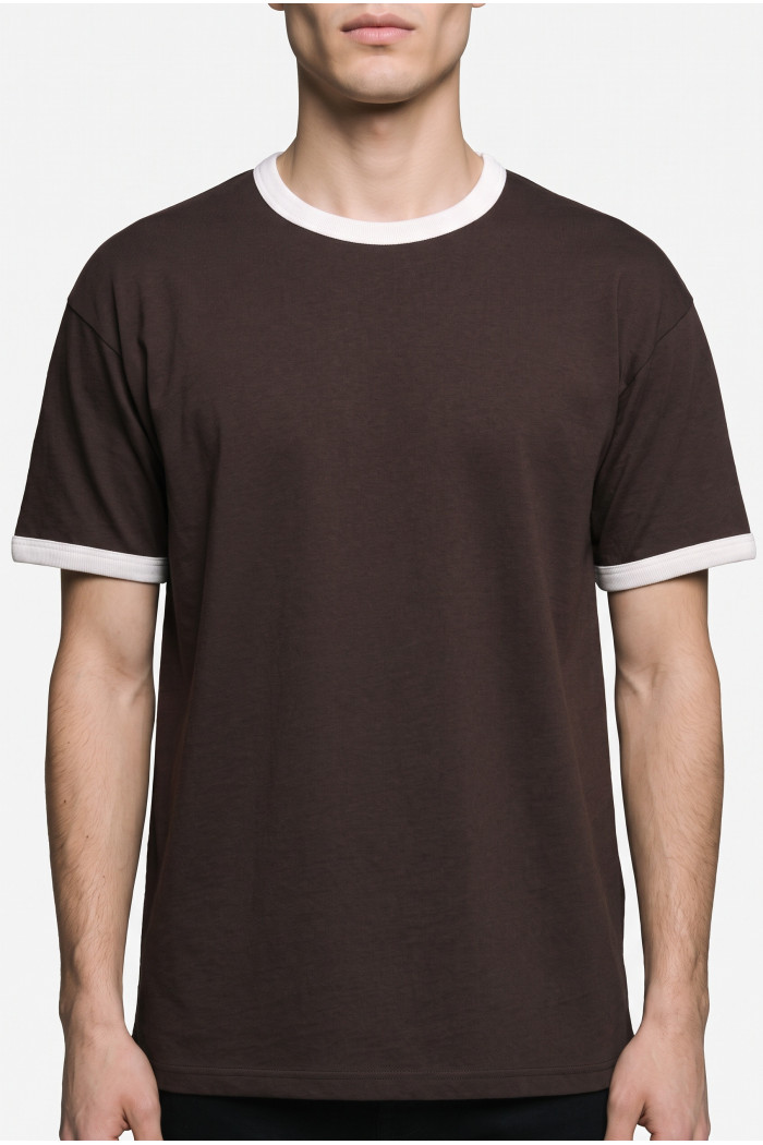 Camiseta café oscura manga corta con contrastes blancos
