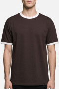 Camiseta café oscura manga corta con contrastes blancos
