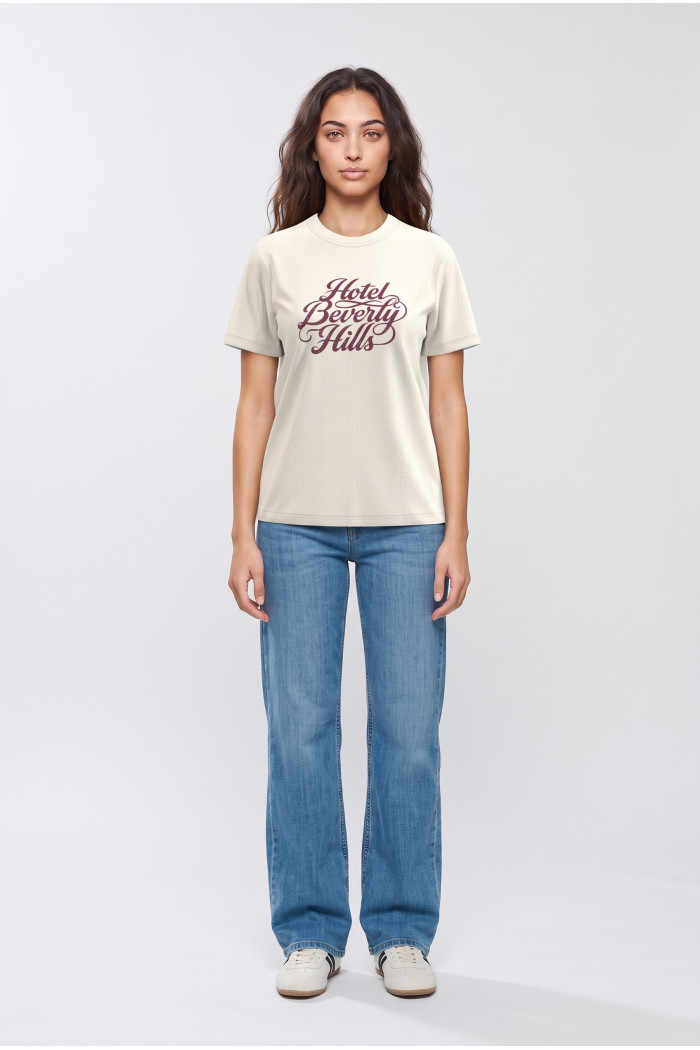 Camiseta college crema cuello redondo con texto college
