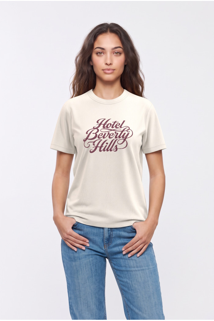 Camiseta college crema cuello redondo con texto college
