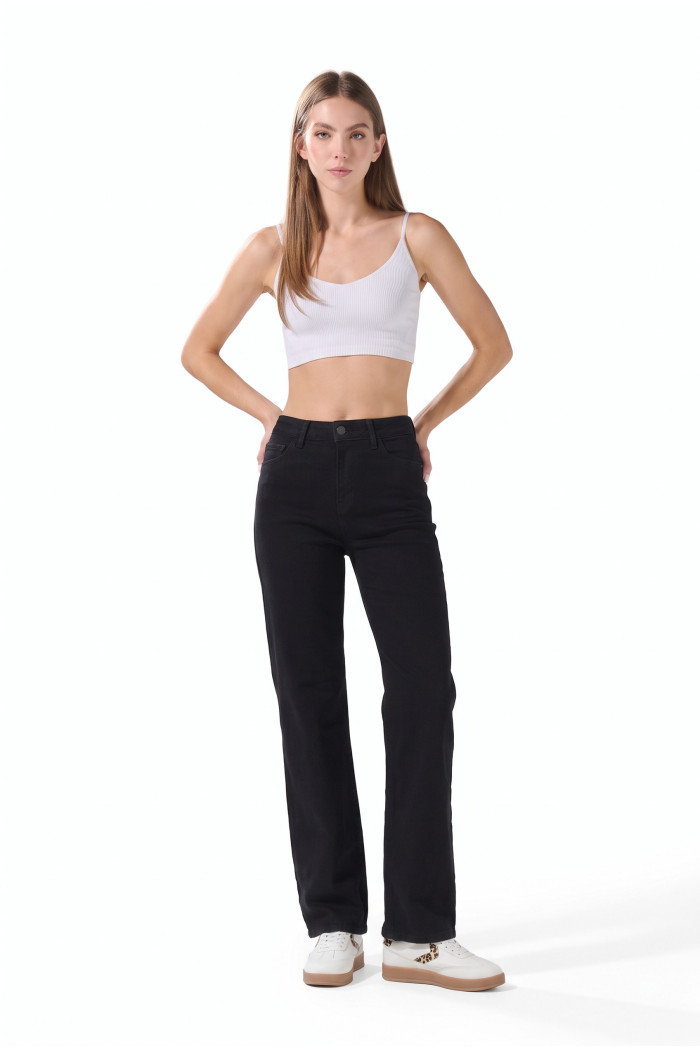 Jean straight leg infaltables negro bota recta con tiro alto
