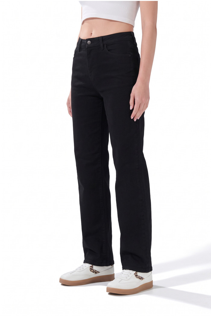 Jean straight leg infaltables negro bota recta con tiro alto
