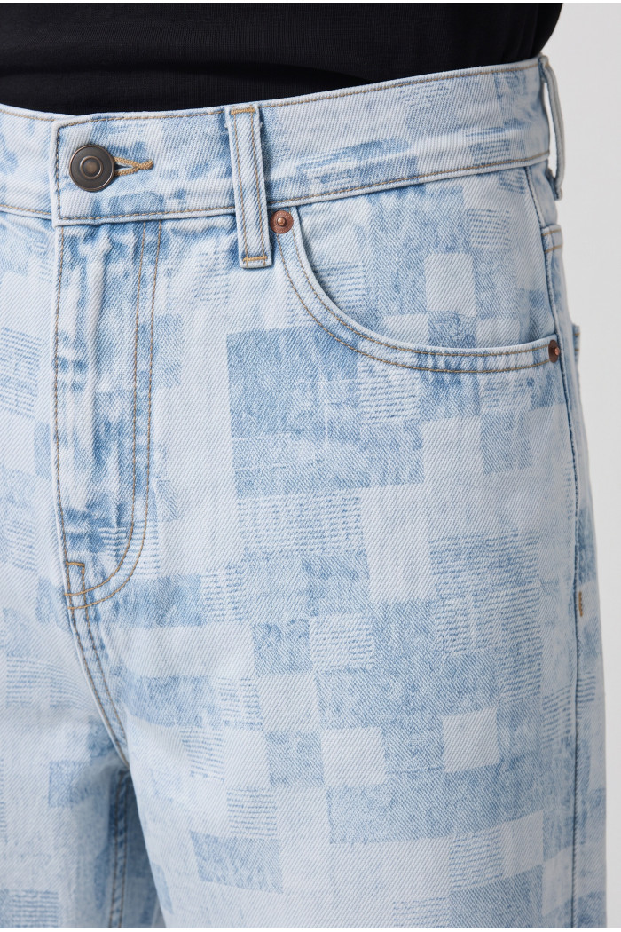 Jean loose tiro medio azul claro con diseños de cuadros
