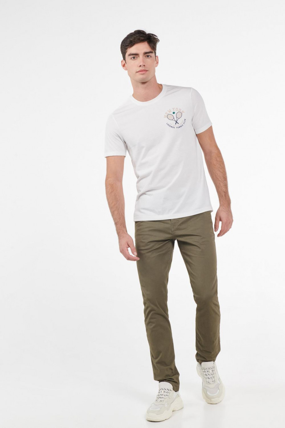 Camiseta crema clara con estampado deportivo y manga corta