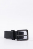 Cinturón negro con hebilla metálica y textura de cuadros