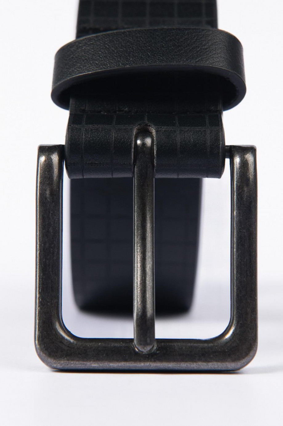 Cinturón negro con hebilla metálica y textura de cuadros
