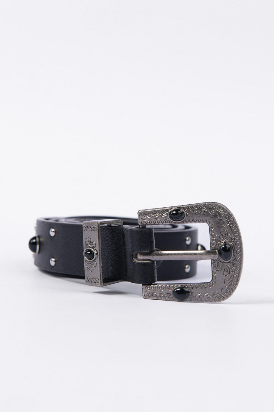 Cinturón negro con taches y puntera, hebilla y trabilla metálicas