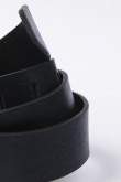 Cinturón sintético negro con hebilla cuadrada gruesa