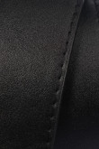 Cinturón para hombre en color negro, con costura en borde y hebilla cuadrada metálica