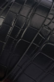 Cinturón sintético negro con texturas y hebilla metálica cuadrada