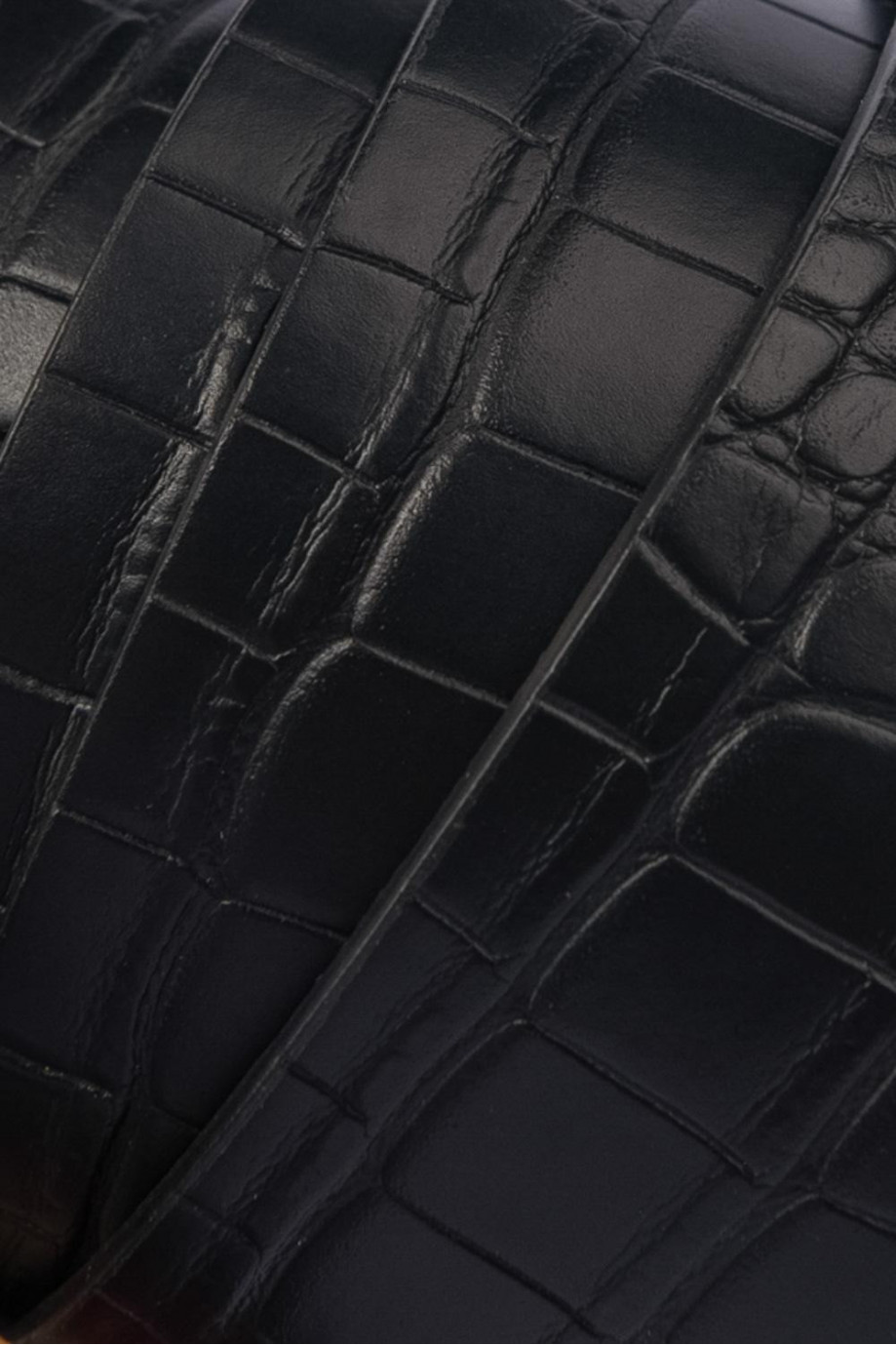 Cinturón sintético negro con texturas y hebilla metálica cuadrada