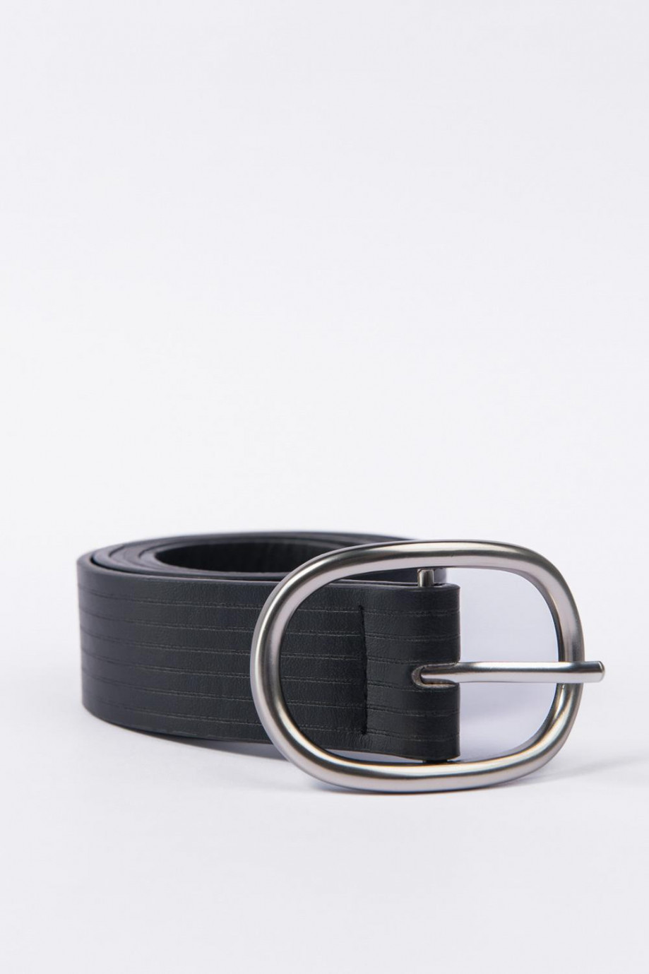 Cinturón sintético negro con hebilla semiredonda y textura de líneas