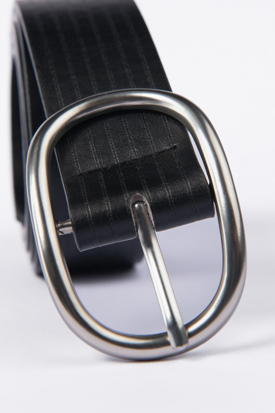 Cinturón sintético negro con hebilla semiredonda y textura de líneas
