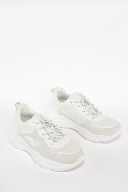 Zapatillas deportivas blancas con materiales en contraste