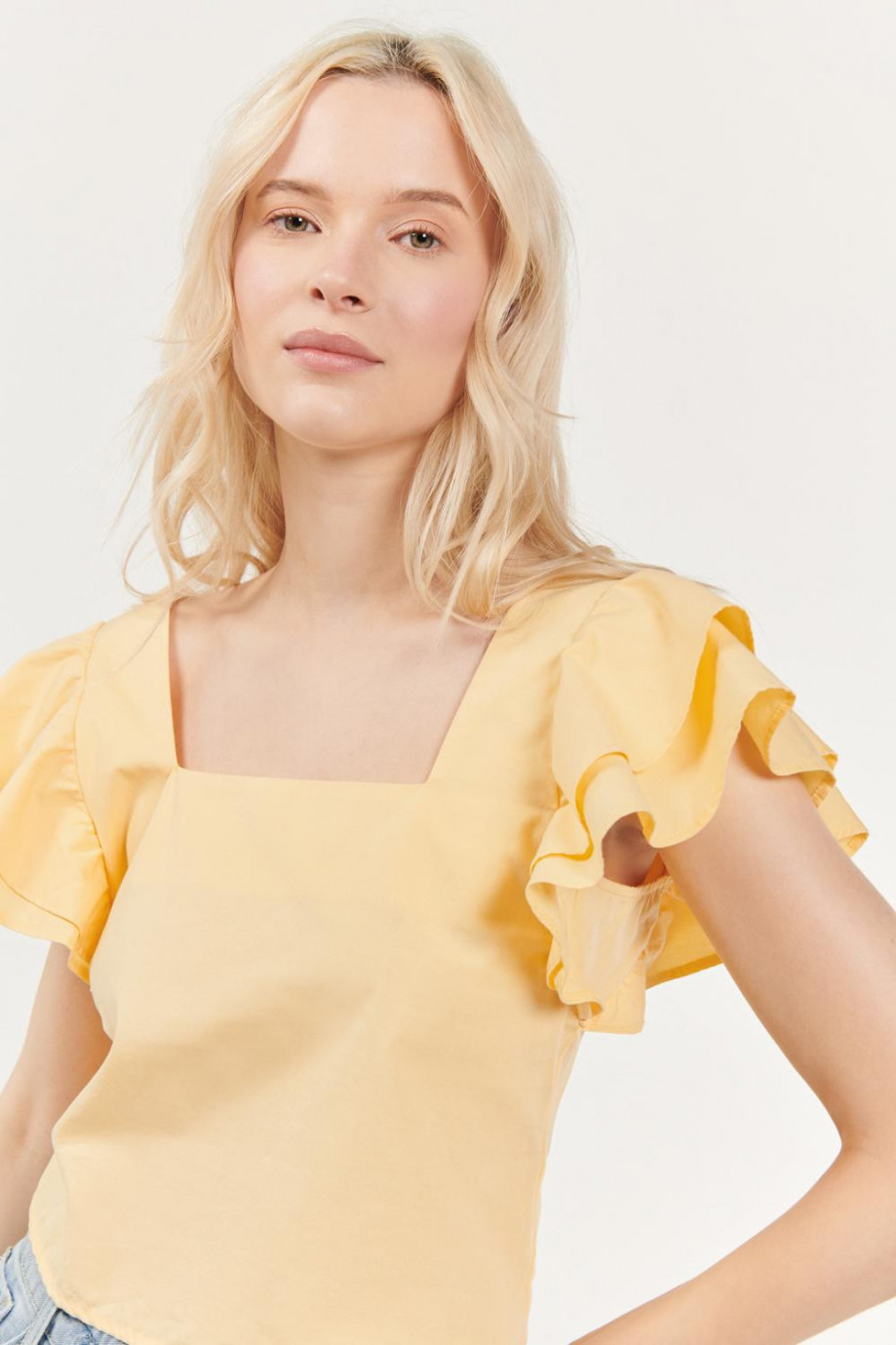 Blusa amarillo medio con escotes cuadrados y arandela en mangas