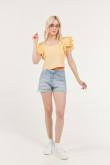 Blusa amarillo medio con escotes cuadrados y arandela en mangas