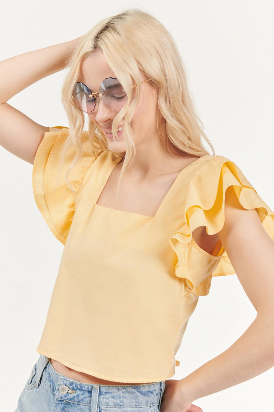 Blusa amarilla con mangas amplias