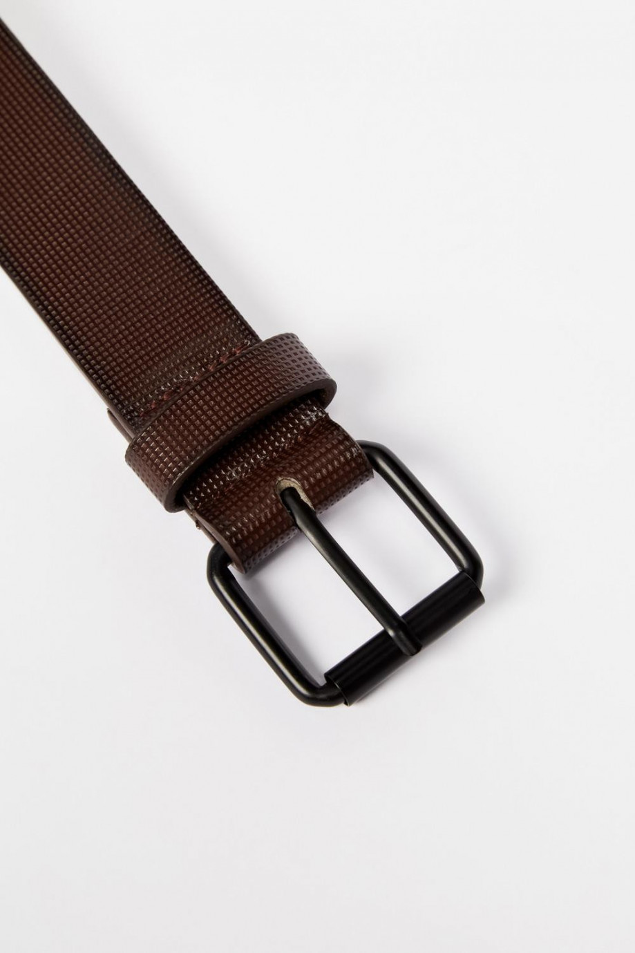 Cinturón café oscuro con textura de puntos y hebilla cuadrada