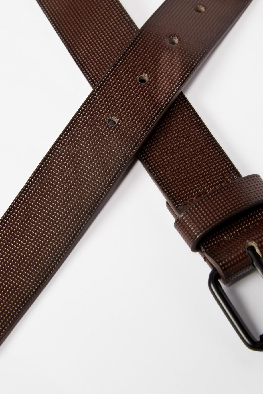 Cinturón café oscuro con textura de puntos y hebilla cuadrada