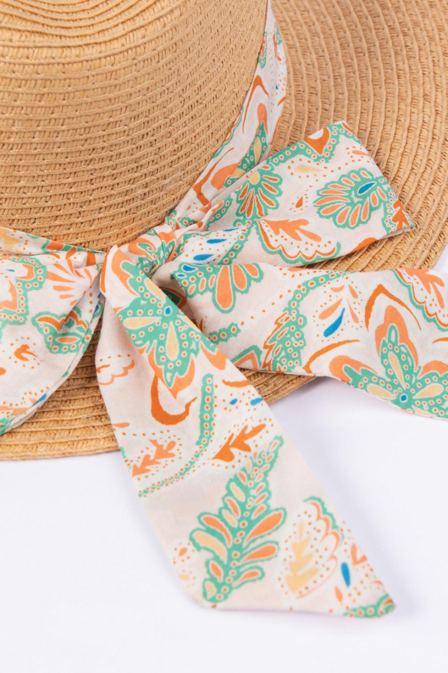 Sombrero tejido kaky claro con cinta decorativa colorida con anudado