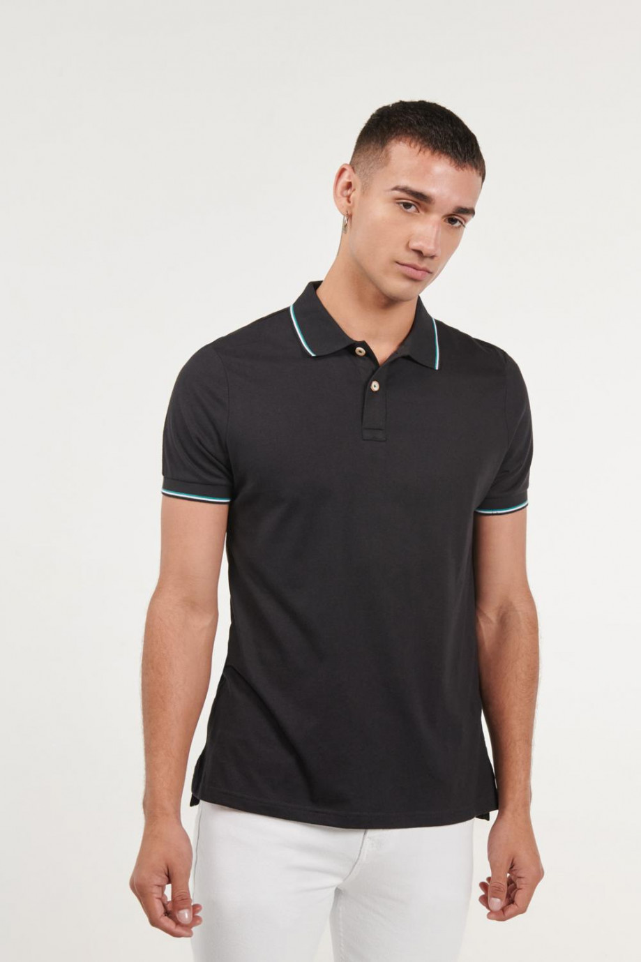 Camiseta negra polo con tejido de rayas azules en contraste