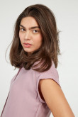 Blusa unicolor con cuello camisero y manga corta