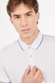 Camiseta polo unicolor con detalles tejidos con rayas
