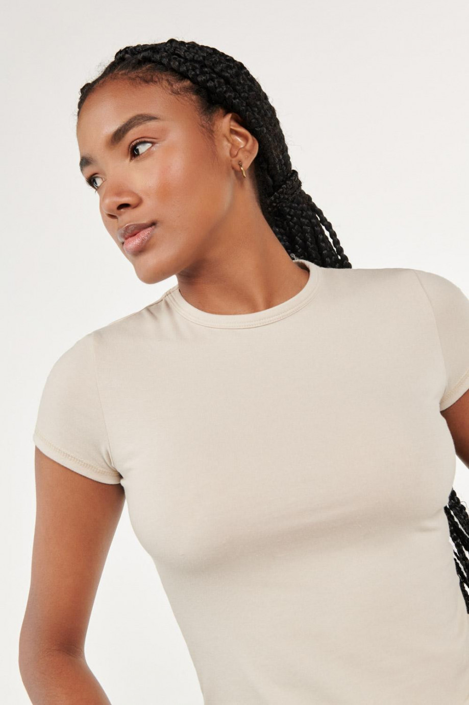 Camiseta cuello redondo unicolor con mangas cortas