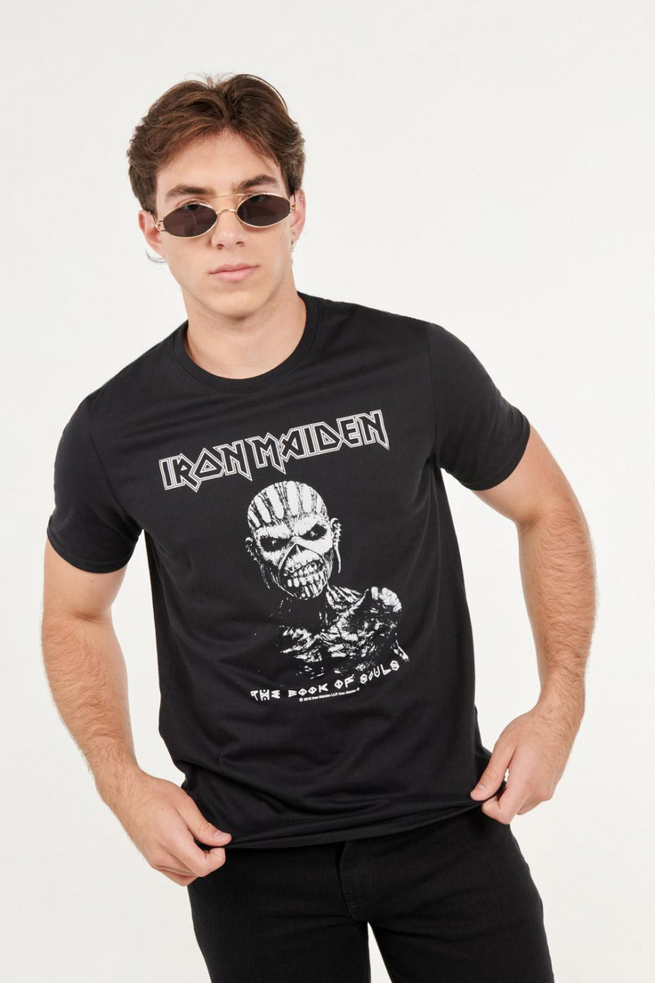 Camiseta negra manga corta con estampado de Iron Maiden en frente