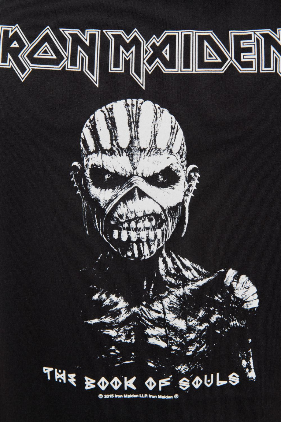 Camiseta negra manga corta con estampado de Iron Maiden en frente