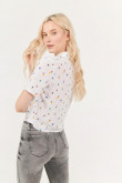 Blusa manga corta blanca con estampados coloridos y cuello resort