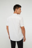 Camisa unicolor cuello nerú con mangas cortas y bolsillo cuadrado