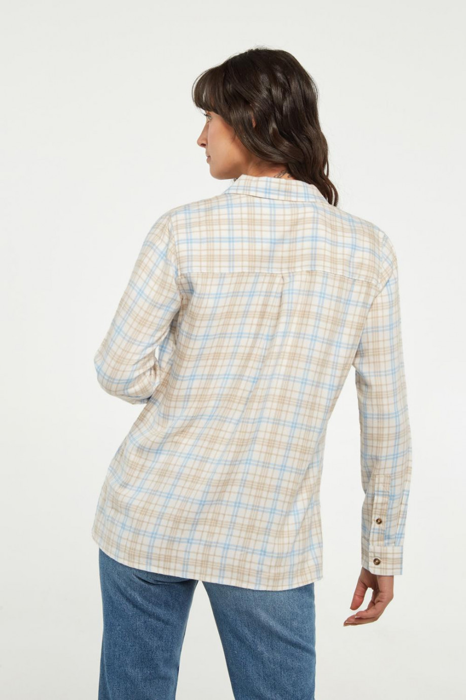 Blusa unicolor manga larga a cuadros con doble bolsillo delantero