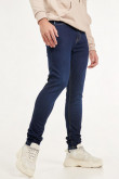 Jean azul intenso skinny fit con hilos en contraste y tiro bajo