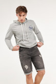 Bermuda gris oscura en jean con rotos y doblez en bordes