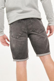 Bermuda gris oscura en jean con rotos y doblez en bordes