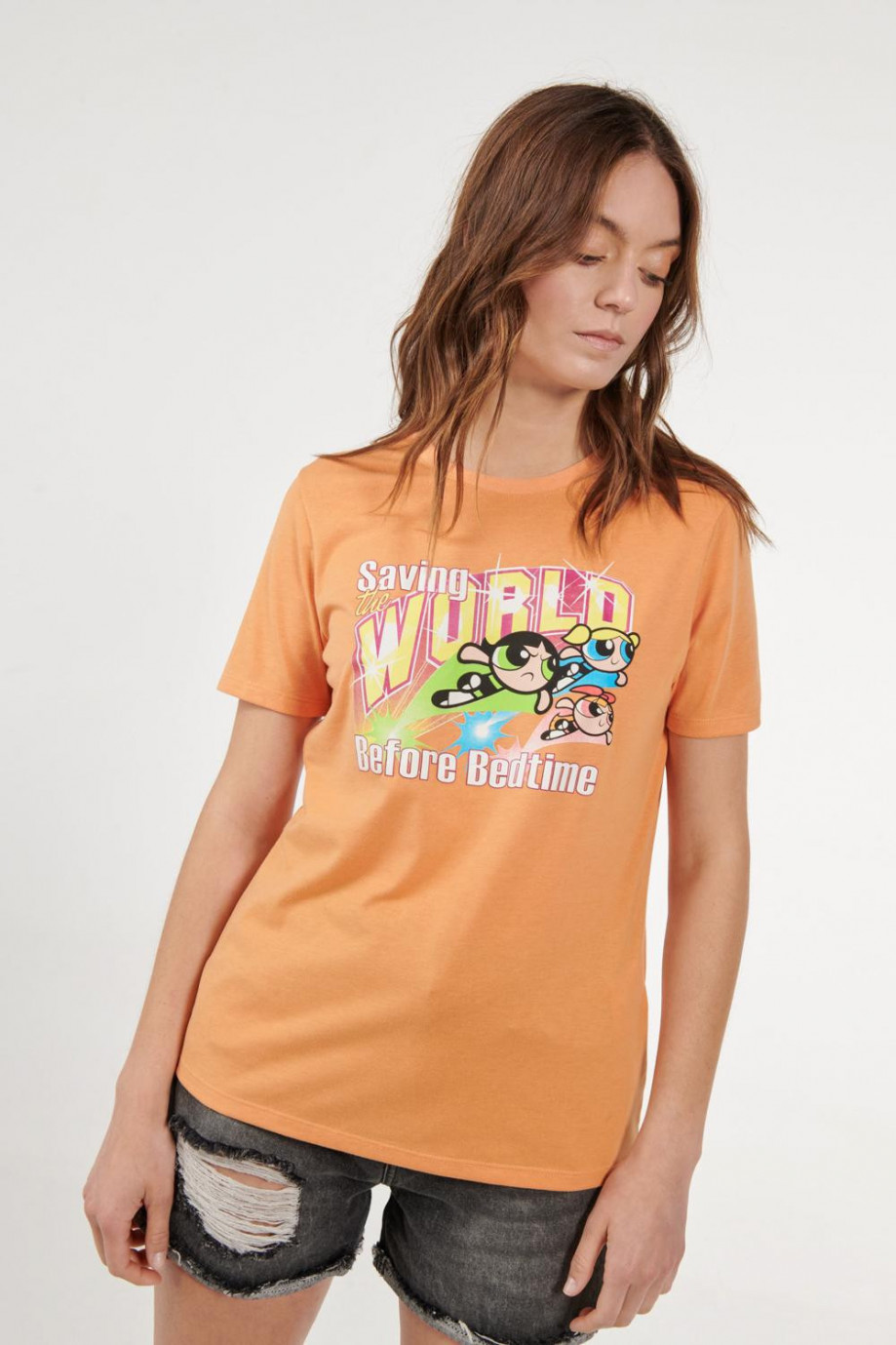 Camiseta naranja claro cuello redondo con diseño de Chicas Superpoderosas