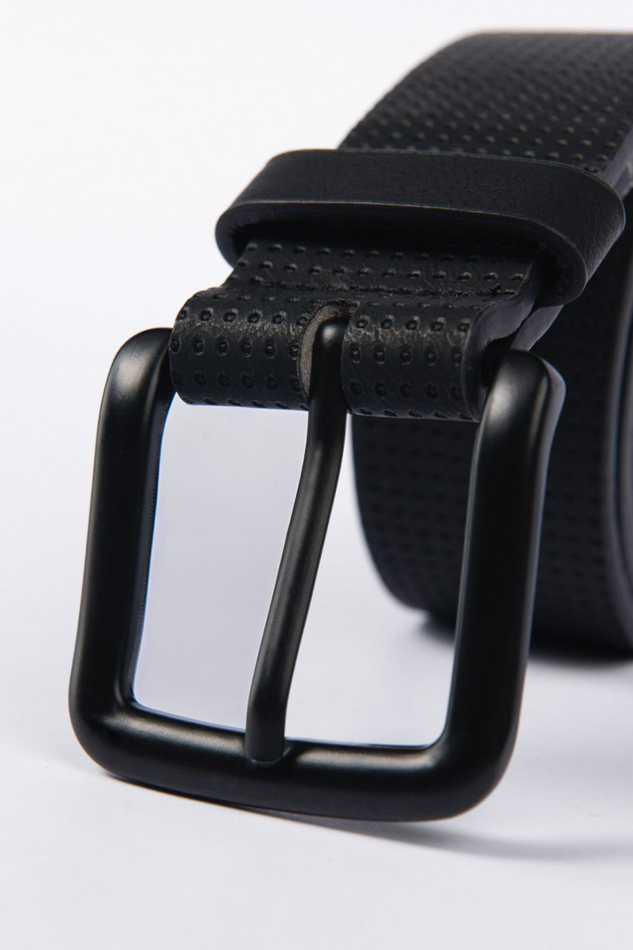 Cinturón sintético negro con hebilla cuadrada y textura de puntos