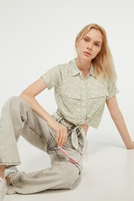 Blusa unicolor manga corta con cuello camisero y figuras estampadas